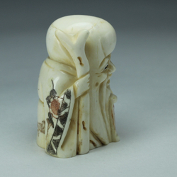 Нэцкэ Шоусин с посохом и табличкой пожелания счастья