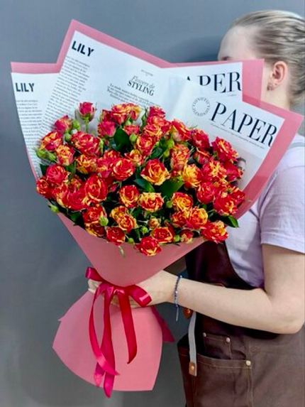 Букет из 13 кустовых роз "Фаер Флеш"