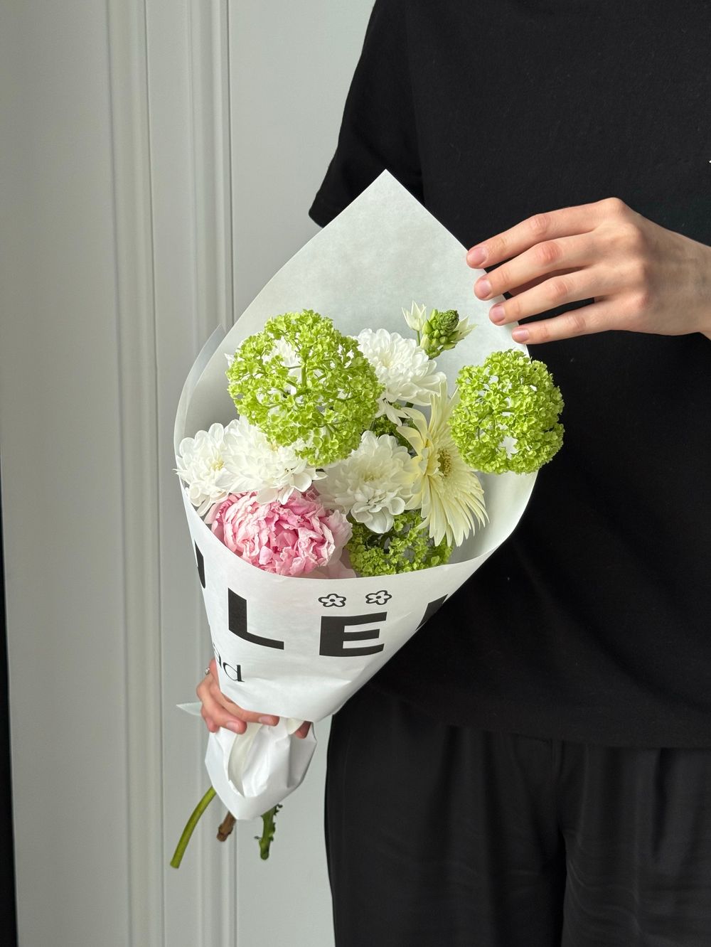 Кулек сборный из хризантемы, орнитогалума, пиона и вибурнума