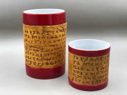 Набор из двух кружек, малая и большая, фарфоровые c берестой. Коллекция Onfim (Онфим) или Gramoty (Грамоты). 2 кружки без ручки, одной коллекции.