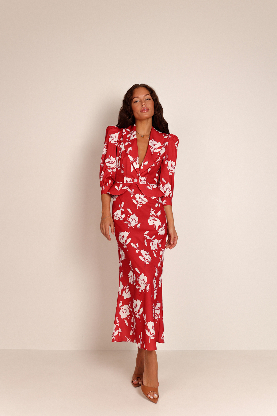 Платье с баской миди