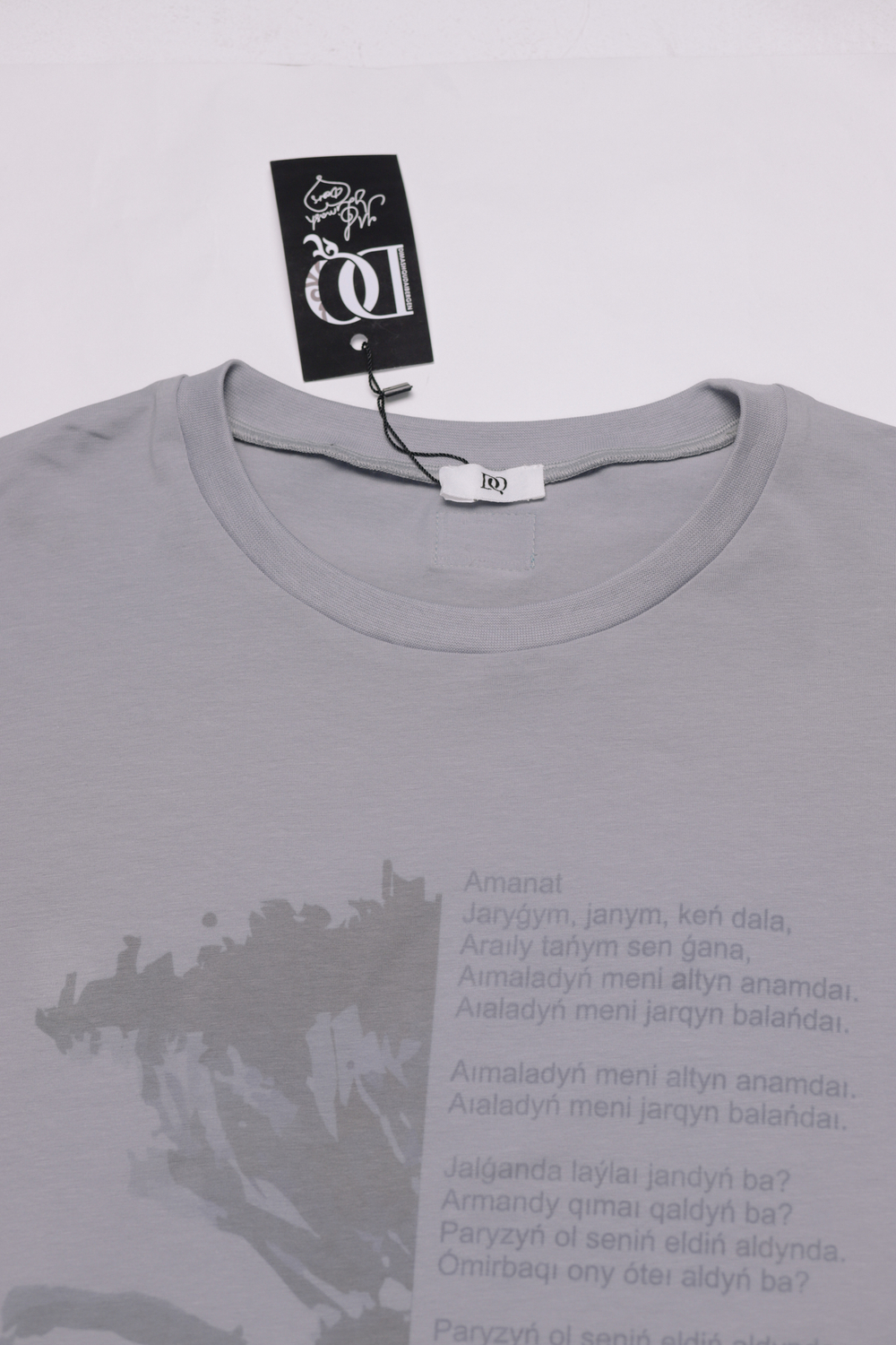 T-shirt with the "Amanat" lyrics print