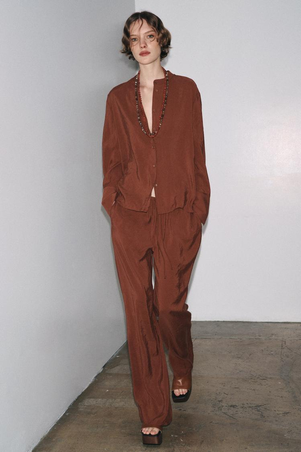 ZARA РУБАШКА ИЗ СТРУЯЩЕЙСЯ ТКАНИ — ZW COLLECTION, КАРАМЕЛЬНЫЙ