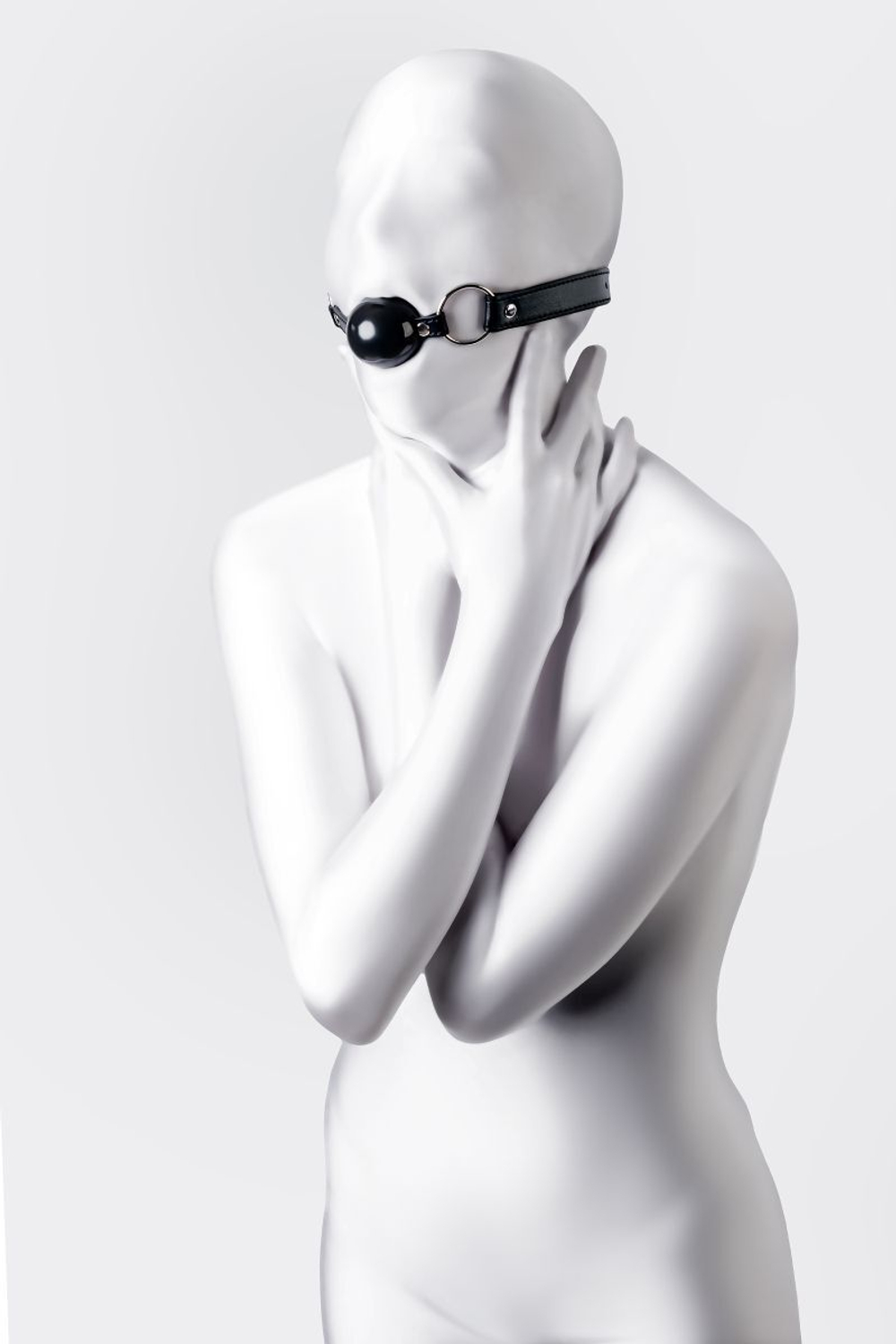 Черный кляп-шар на кожаных ремешках Anonymo (Цвет: черный)