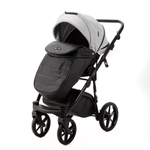 Детская универсальная коляска Adamex NOLA Deluxe 2 в 1 N-SD107 (Светло-серая экокожа, Черная экокожа)