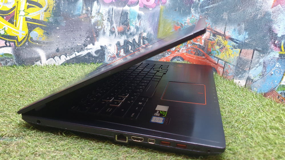 Игровой 17.3" ASUS i7-7/12Gb/GTX 1050 Ti 4Gb/FHD