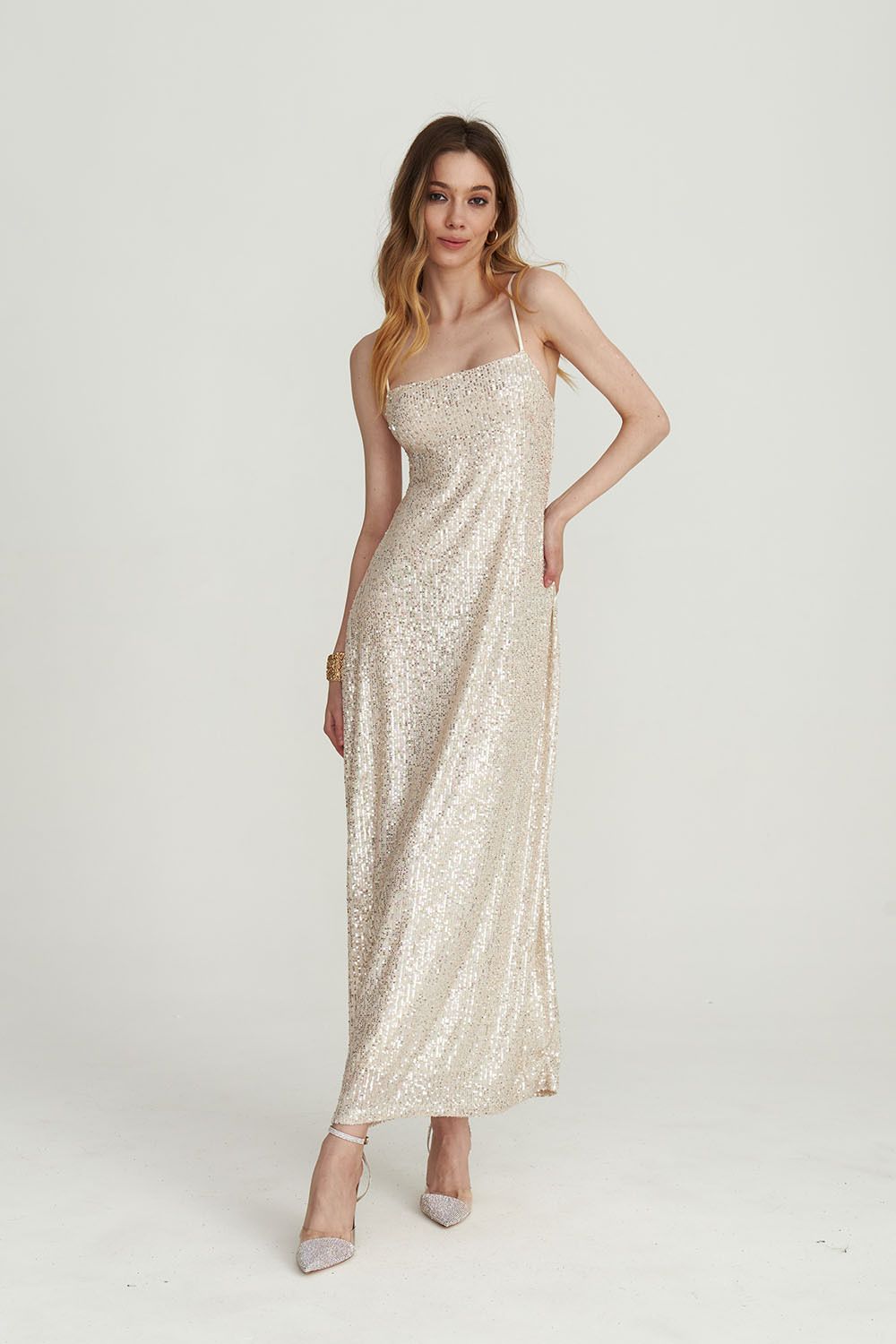 Платье длинное на бретелях цвета шампань