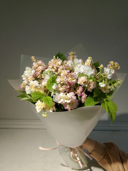 Летний солнечный букет с танацетумом и ароматными пионами Сара Бернард (С0034)