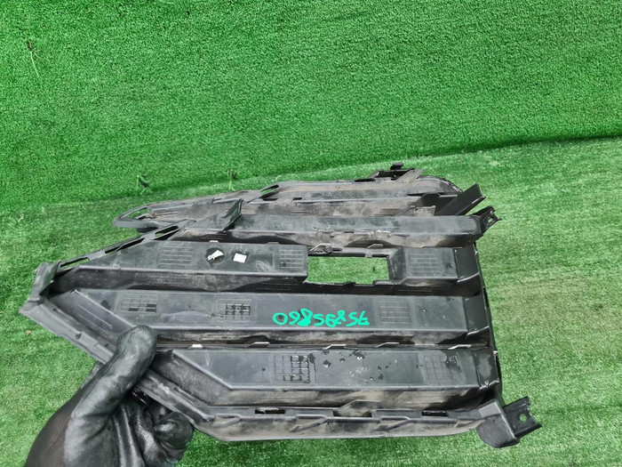 Решетка переднего бампера левая VW Touareg 3 18-23