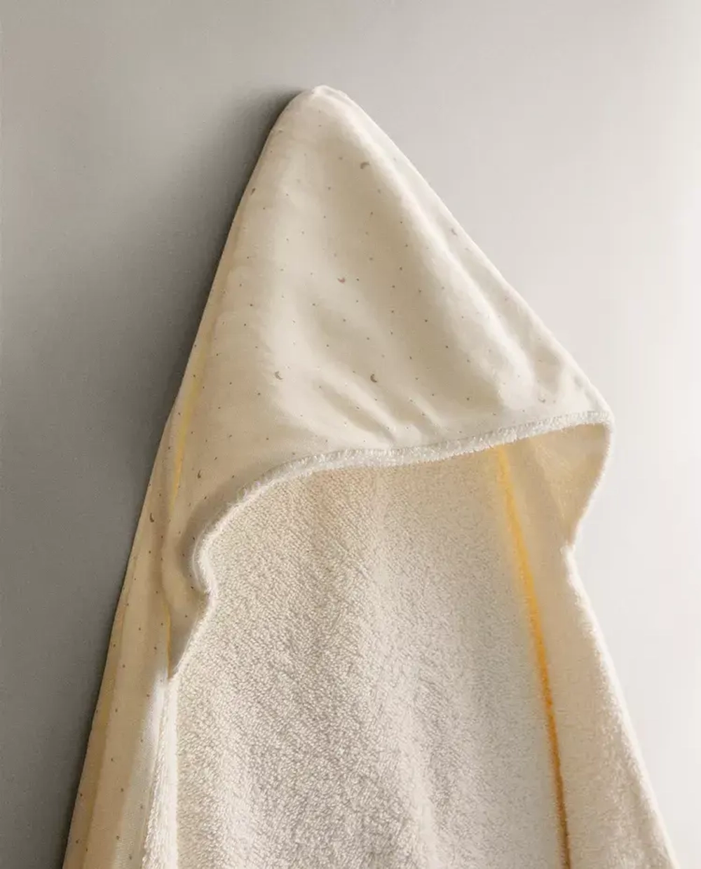 ZARA HOME ДЕТСКОЕ ПОЛОТЕНЦЕ С КАПЮШОНОМ И ВЫШИВКОЙ В ВИДЕ ЛУНЫ, КРЕМОВЫЙ