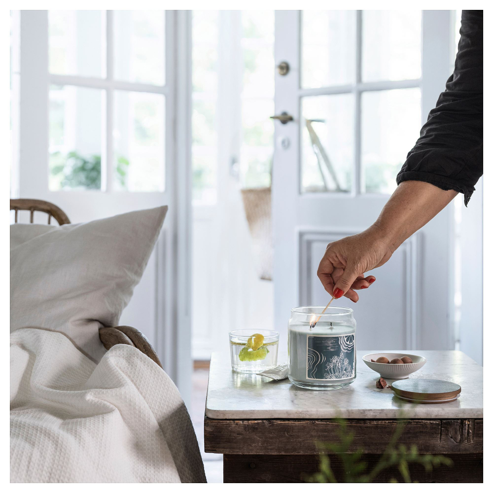 Свеча ароматическая IKEA BUKETTAPEL (БУКЕТТАПЕЛЬ), Бергамот и кедровое дерево, Бледно-зеленый, 70 часов