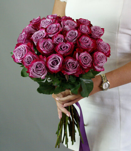 Розы фиолетовые Эквадор 25 штук, "Дип Пёрпл" 49 см под ленту