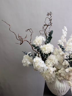 Композиция в кашпо Банксия