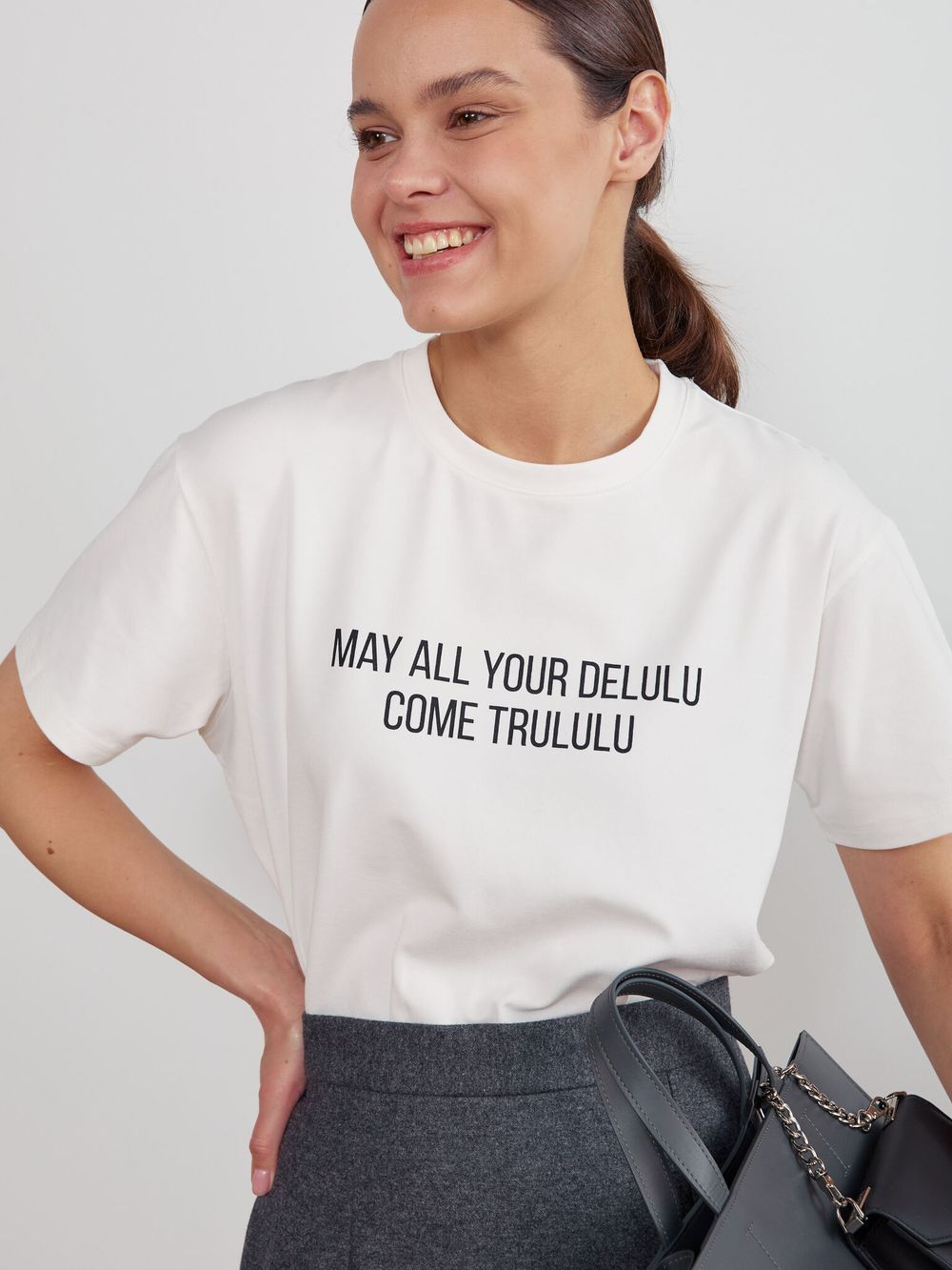 ФУТБОЛКА «DELULU»