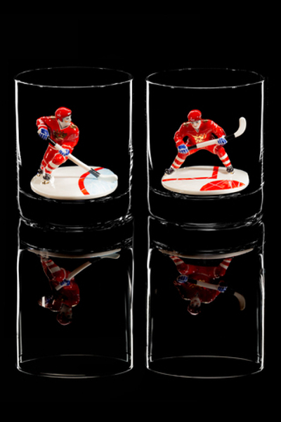 Подарочный набор из двух бокалов для виски. «Хоккеисты. Два игрока». (Вариант 1)