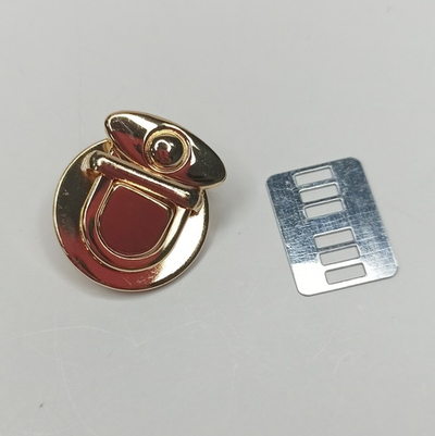 Замок-защелка на зажимах 30*35 Золото