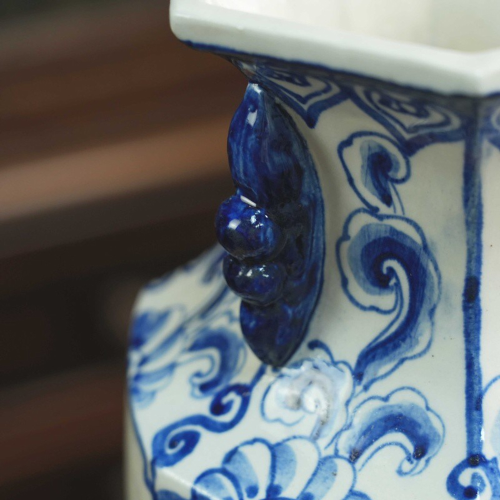 Китайская ваза с жанровыми сценами музыки и танца