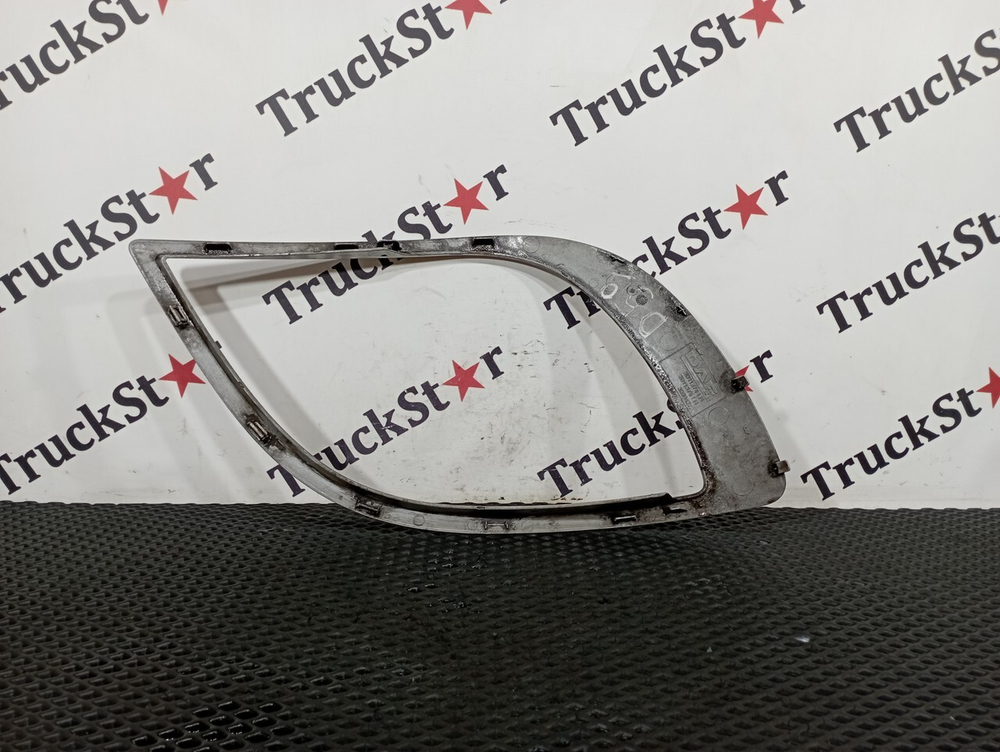 Окантовка фары левой