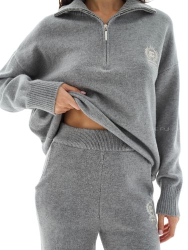 Серый вязаный костюм с вышивкой