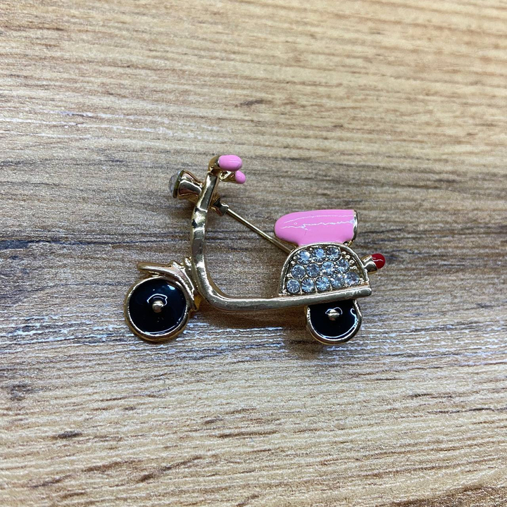 Брошь Мопед эмаль розовая черная кристалл стразы металл золотистый