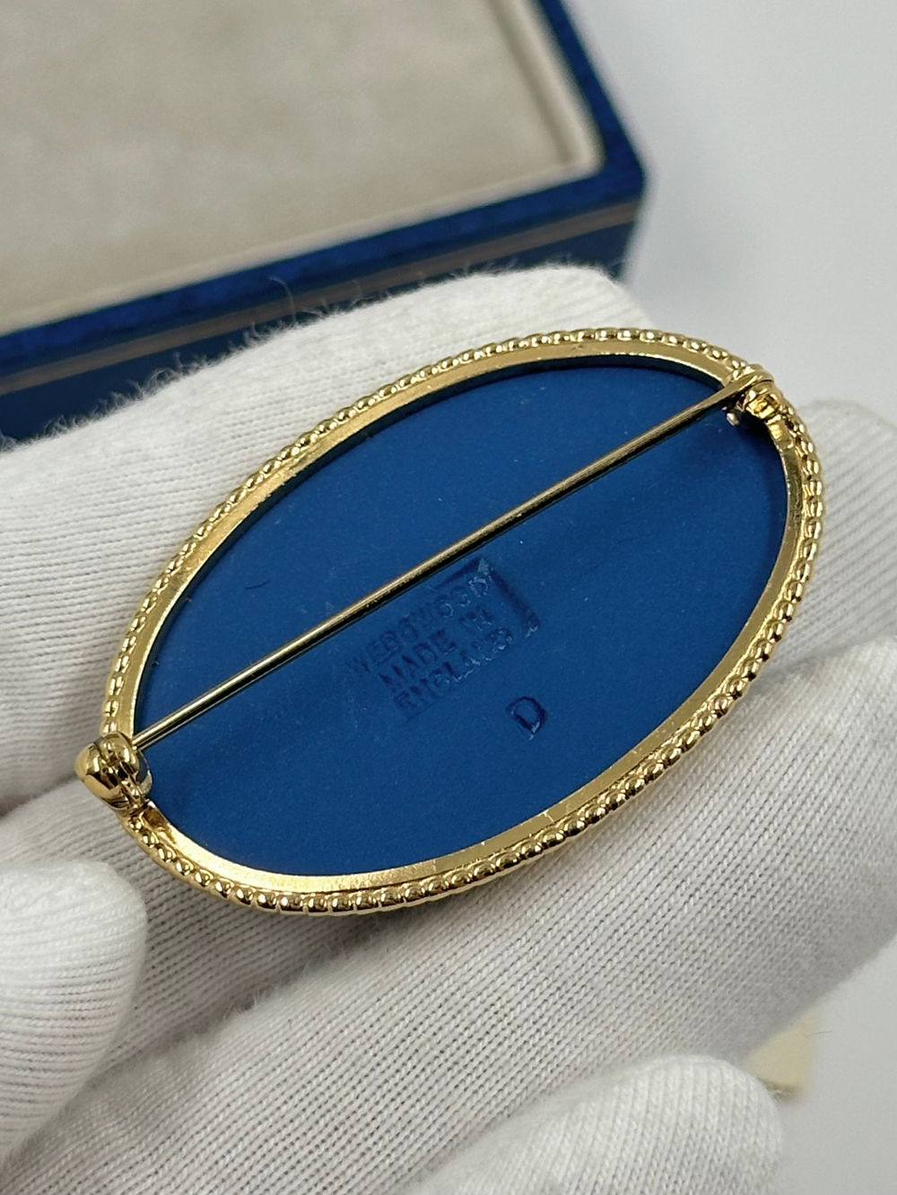 Брошь Wedgwood синяя