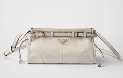 Маленькая кожаная сумка Prada через плечо, белый