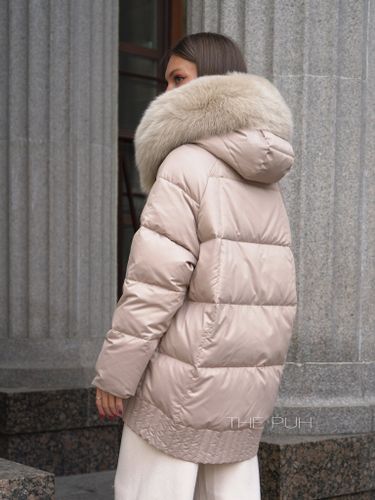 Бежевый пуховик с капюшоном и мехом песца
