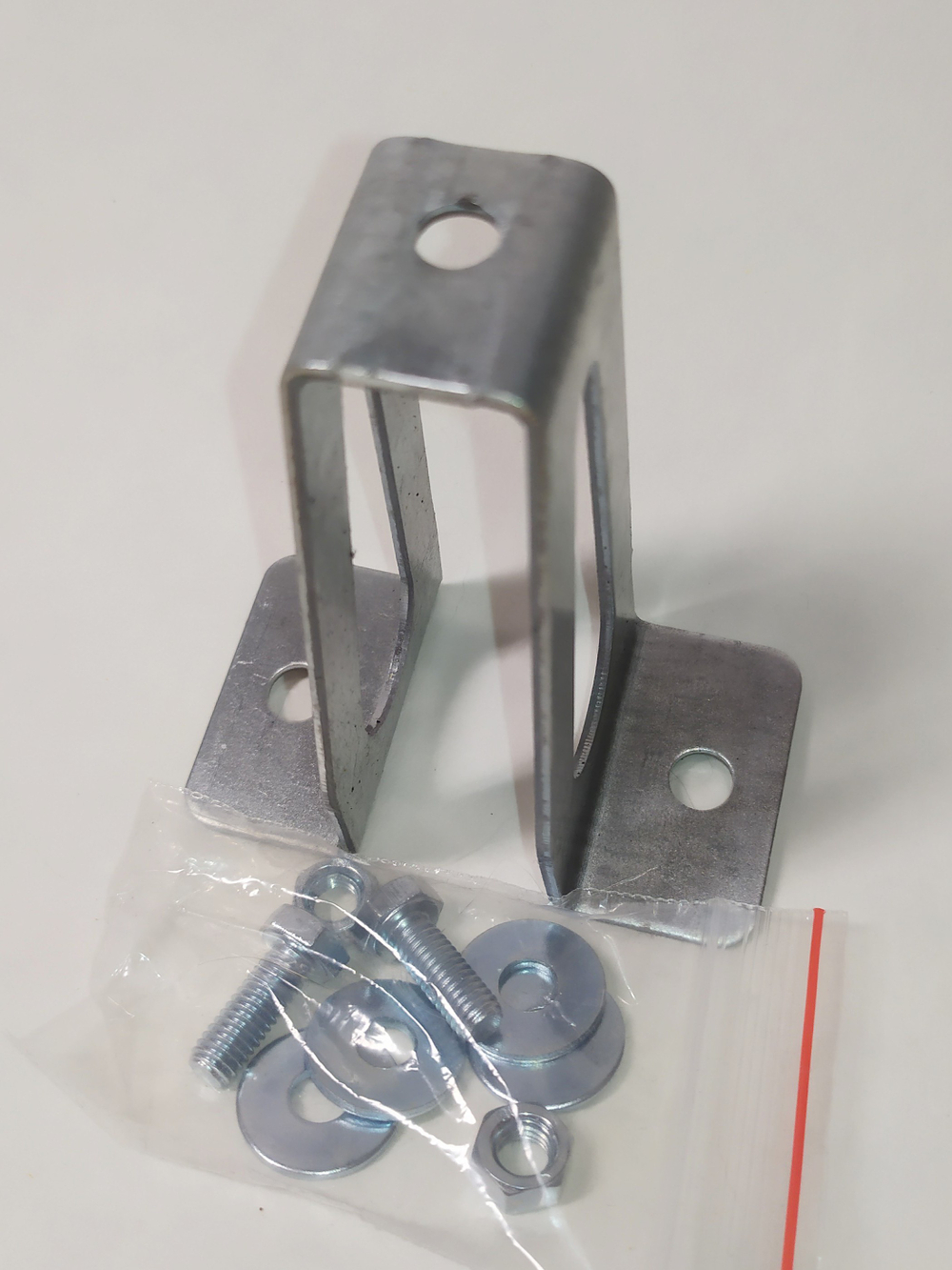 Скоба СК100.15Н для настенного крепления гигиенических СПР (от стены 100 мм) или для К15.3