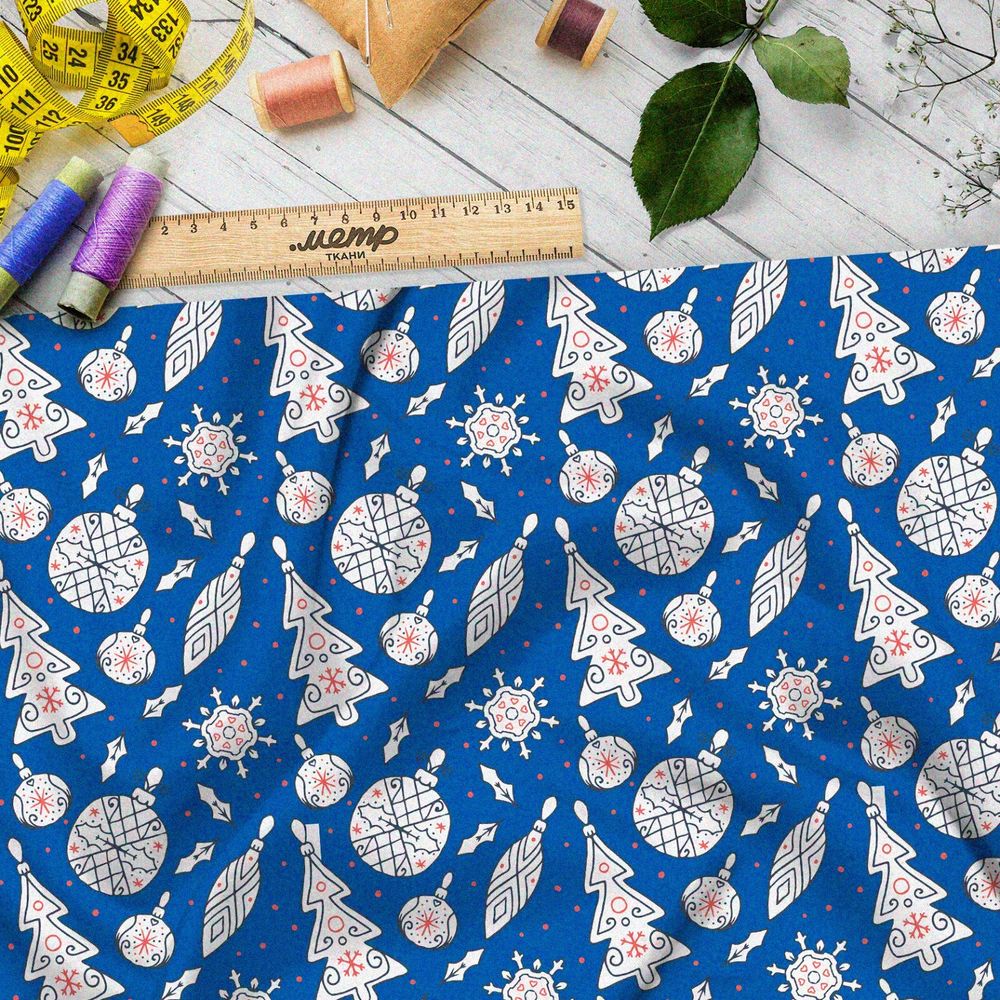 Ткань габардин ёлочные игрушки на синем фоне