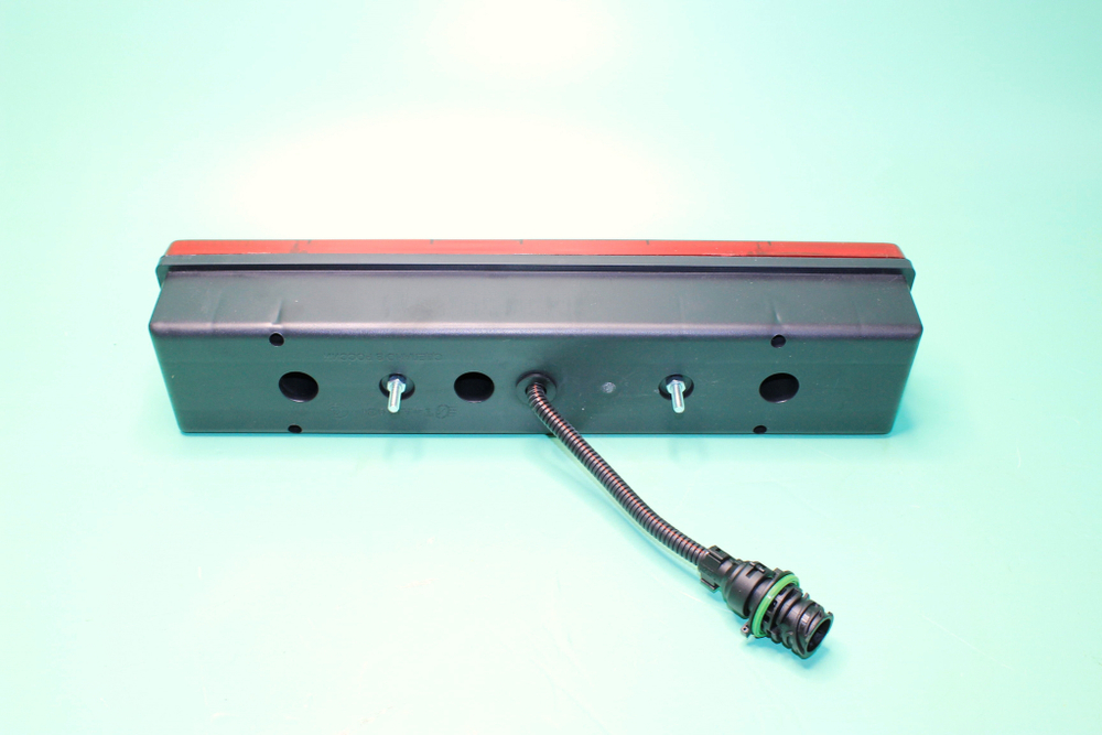 Фонарь задний КамАЗ,МАЗ,ГАЗ 24В байонетный разъём с проводом, универсальный /171.3716-10/