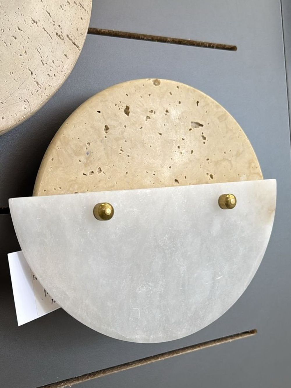 Стильное настенное бра из натурального камня