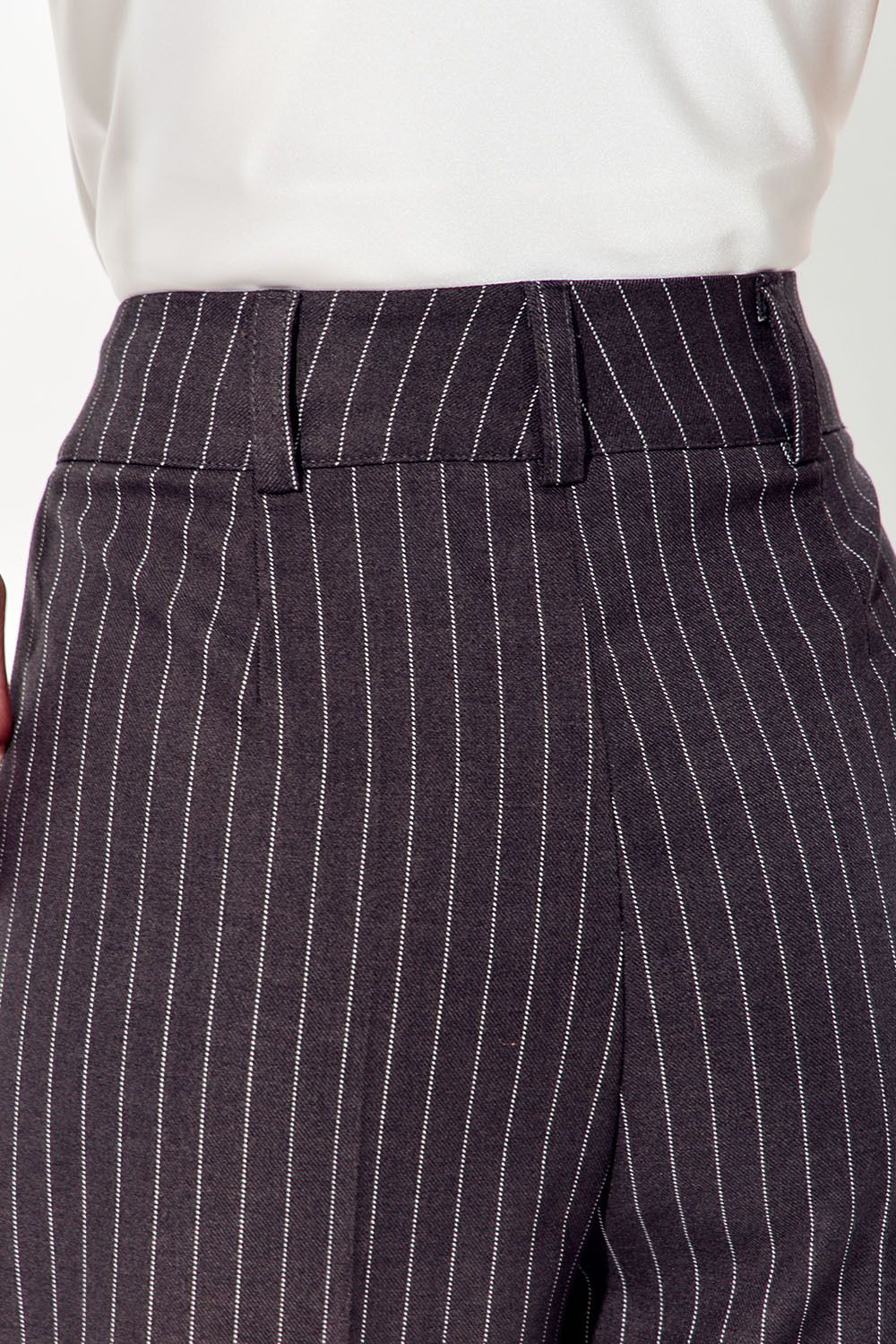 Брюки палаццо свободные с защипами темно-серого цвета в полоску