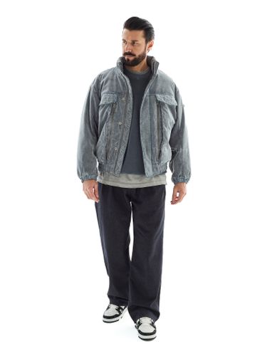 Утепленный серо-голубой бомбер из вареного денима