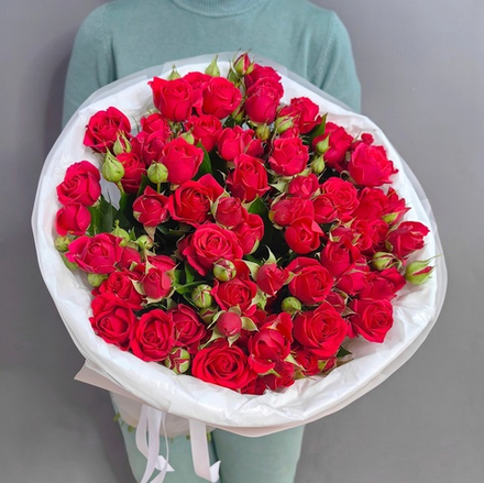 Букет из 13 кустовых роз сорта "Mirabel"