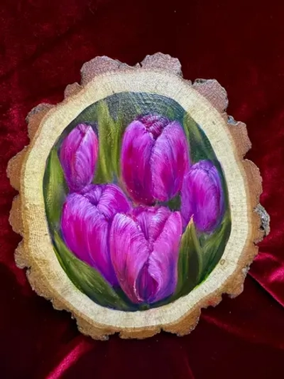 Тюльпаны - картина маслом на срезе дуба с корой | Художница Ольга Ефимова