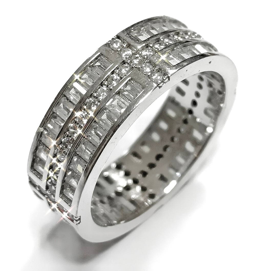 Ювелирное кольцо из серебра с фианитами