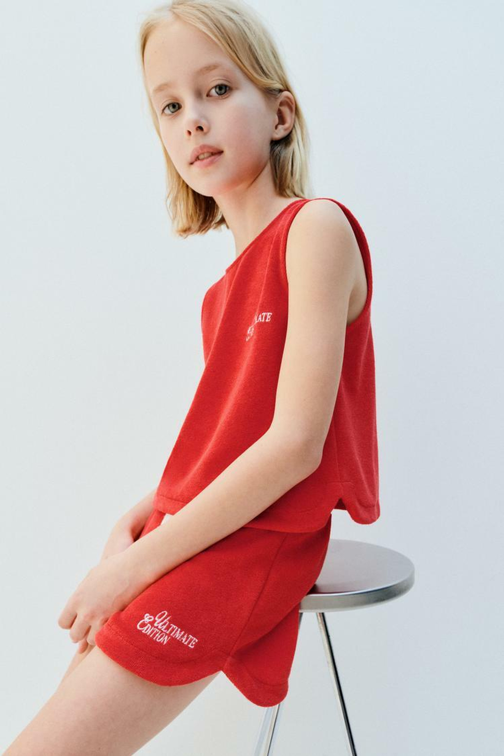 ZARA КОМПЛЕКТ ИЗ ФУТБОЛКИ И ШОРТОВ ИЗ МАХРОВОЙ ТКАНИ, ЯРКИЙ КРАСНЫЙ