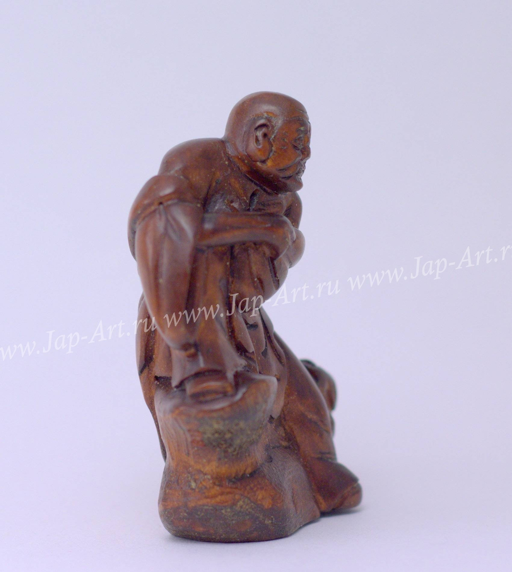 Нэцкэ Монах на камне и щенок