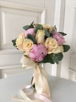 Свадебный буке из пионов, одноголовых роз и эвкалипта