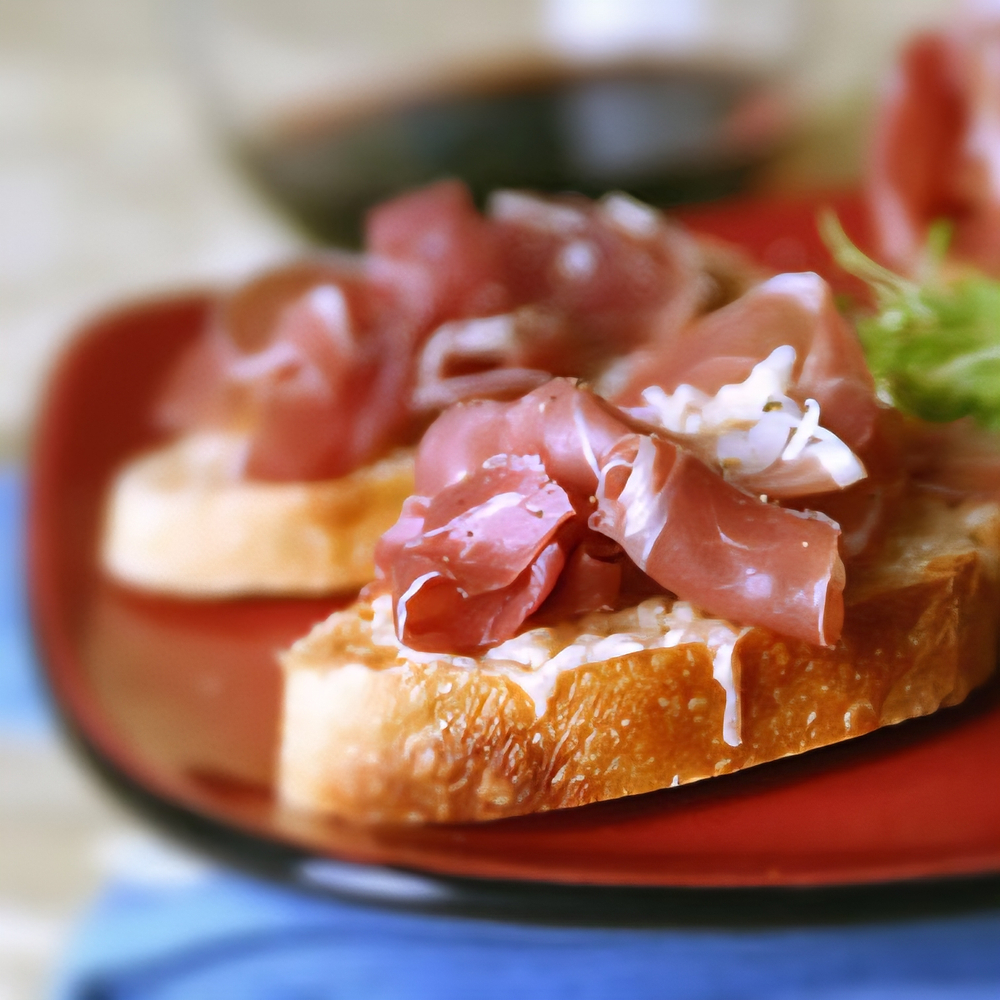 Брускеты с запеченой моцарелой и прошутто