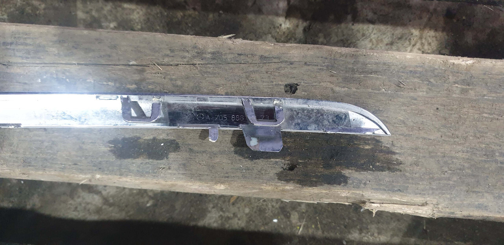 Молдинг решетки радиатора левый нижний Mercedes C-Class (W205) 14-18 Б/У Оригинал A2058880273