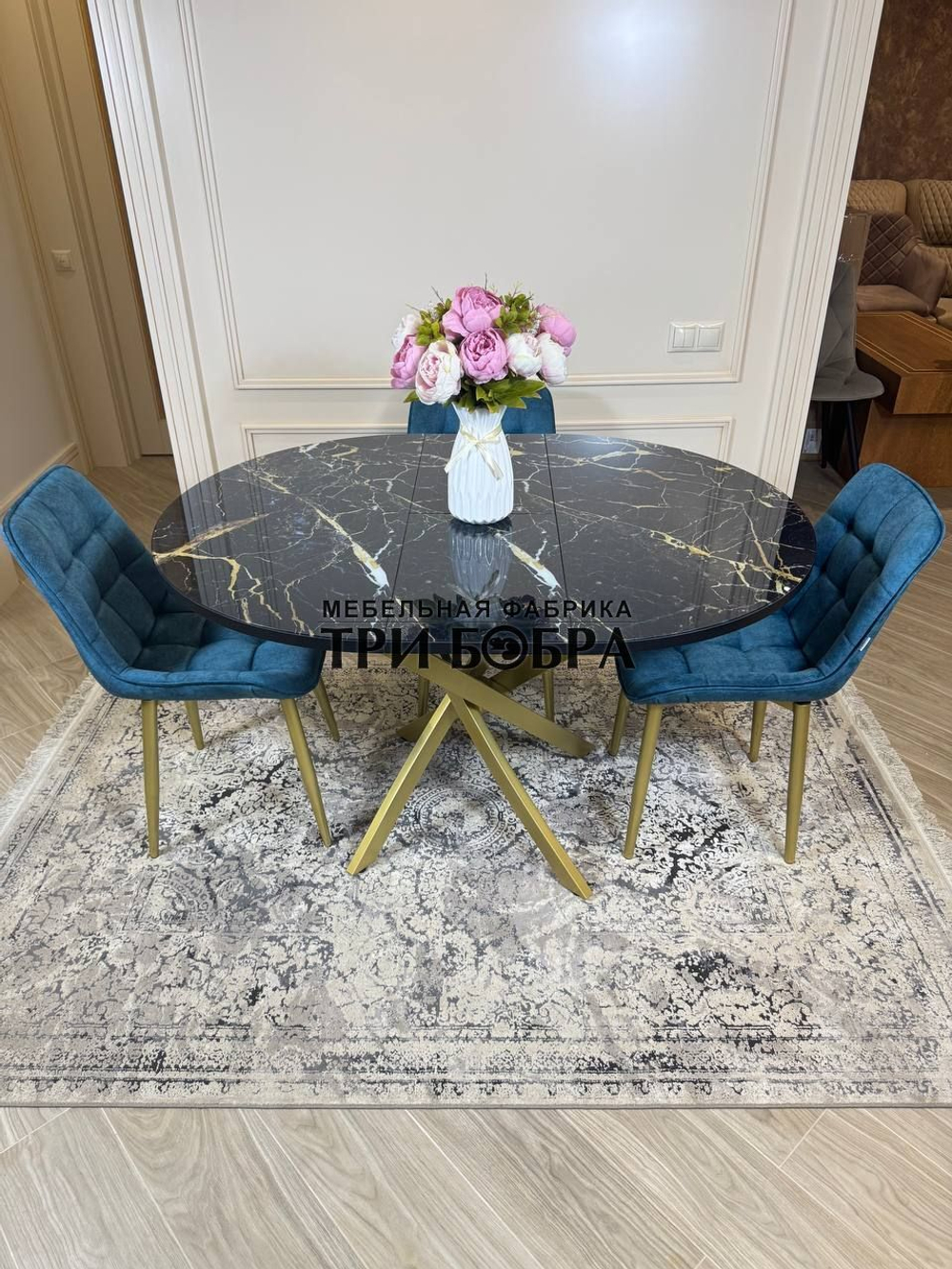 Круглый раздвижной стол "Черный мрамор", и стулья "Бостон" синий