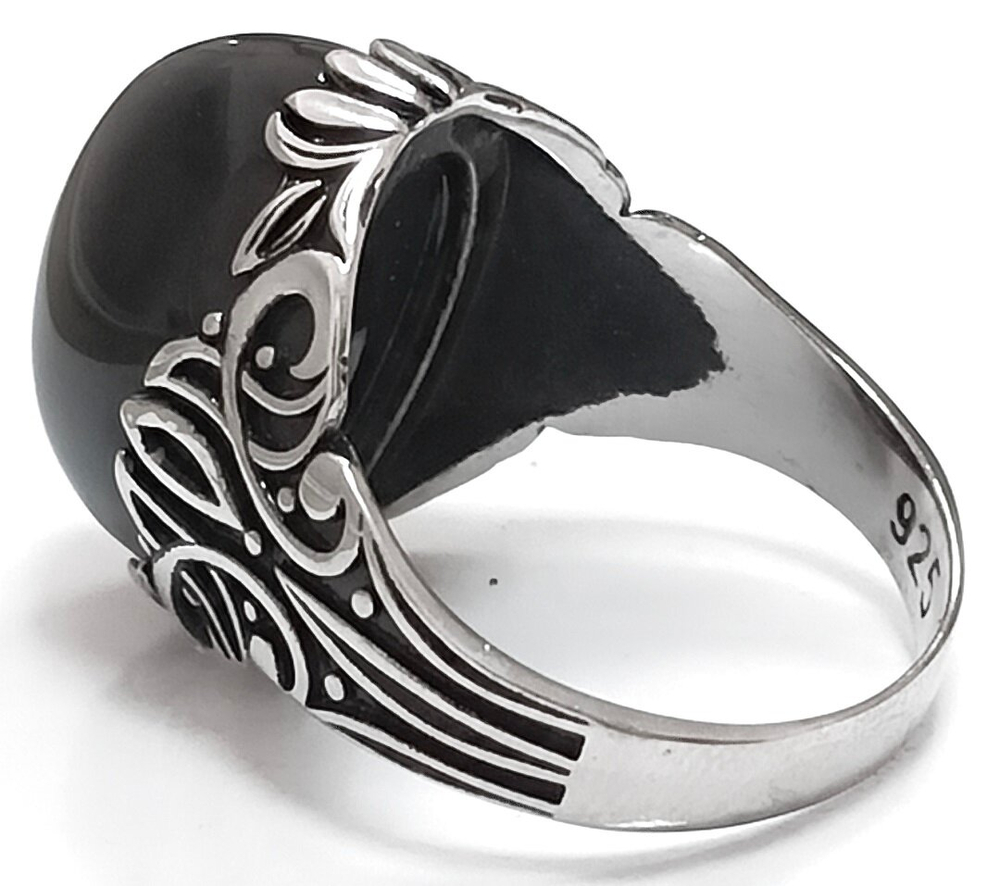 Ювелирное кольцо из серебра 925 пробы с ониксом