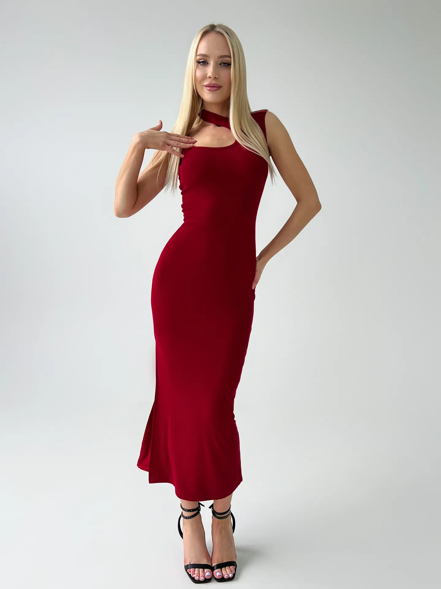 Платье Shopogolik длинное однотонное без рукавов с вырезом на груди