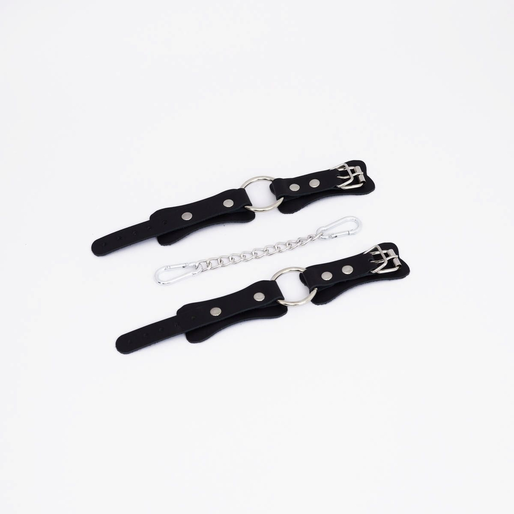 Черные кожаные наручники с кольцом