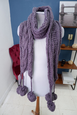 Шарф с помпонами