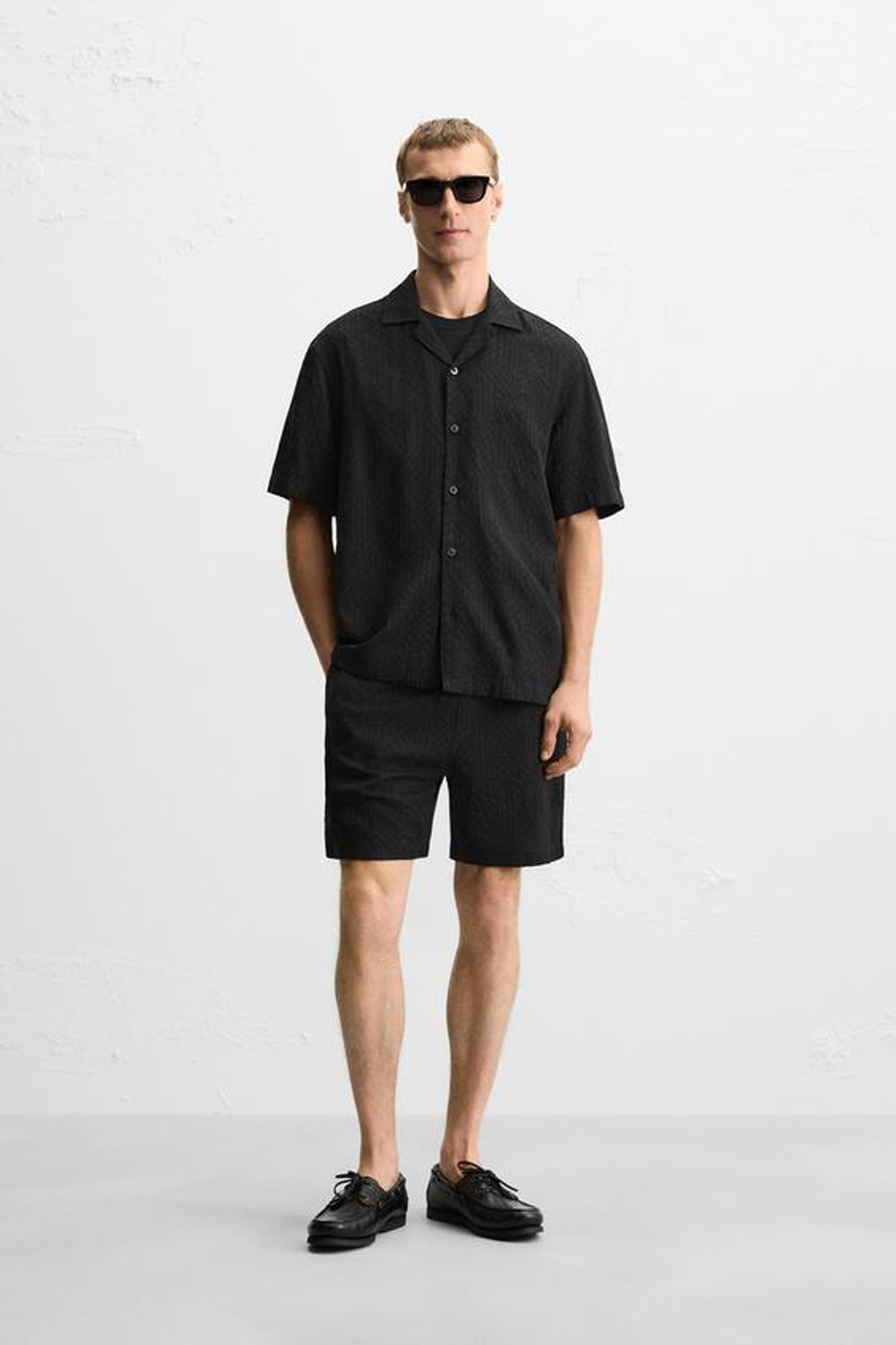 ZARA БЕРМУДЫ С ГЕОМЕТРИЧЕСКИМ ЖАККАРДОМ, ЧЕРНЫЙ