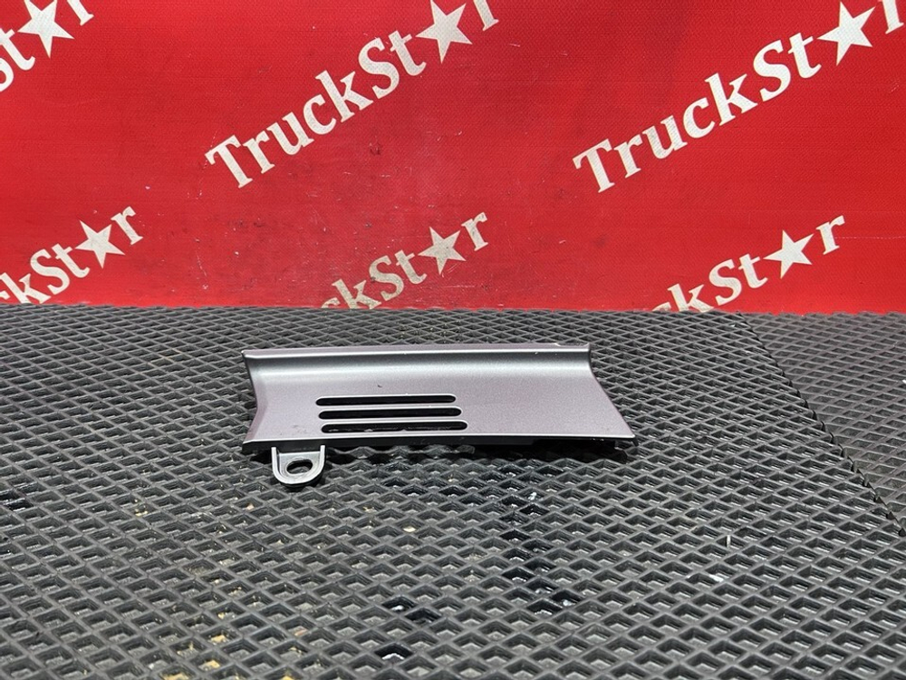 Накладка решетки радиатора правая