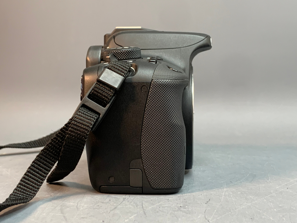 Canon EOS 100D Kit 18-55mm 3.5-5.6 III 7.700 кадров