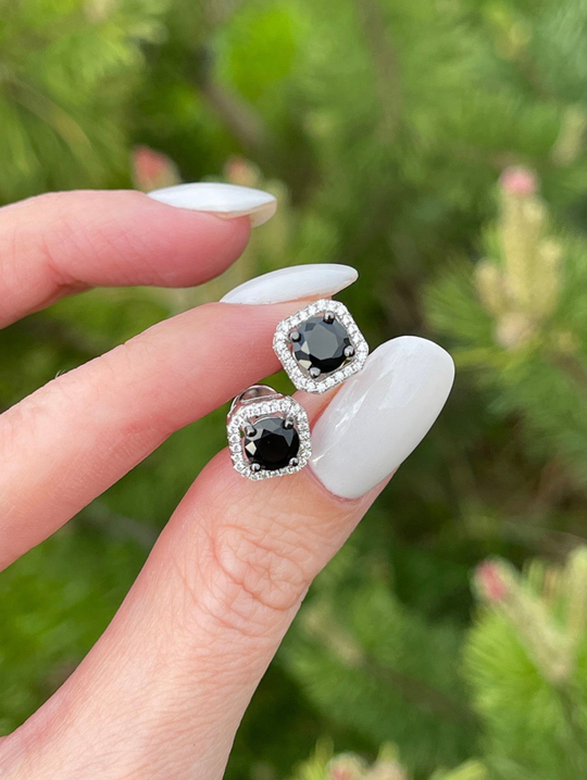 Серьги-гвоздики черный квадрат в белой обсыпке